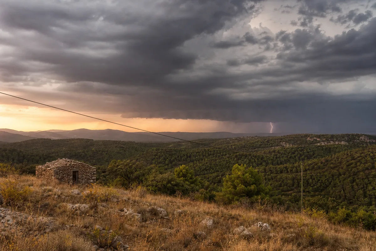 Ciel d’orage sur les collines boisées de la Dracénie avec ligne électrique et cabanon en pierre